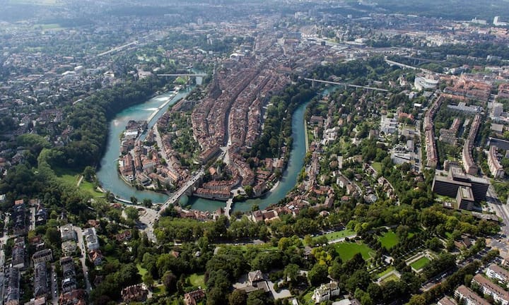 Bern gewinnt bei den Kategorien «Arbeitsmarkt», «Kultur und Freizeit» sowie «Einkaufsinfrastruktur». Trotzdem belegt die Bundesstadt Schlussrang drei, beim Thema «Entwicklung Stadtbevölkerung und Wohnmarkt» resultierte nur der 114 Rang.