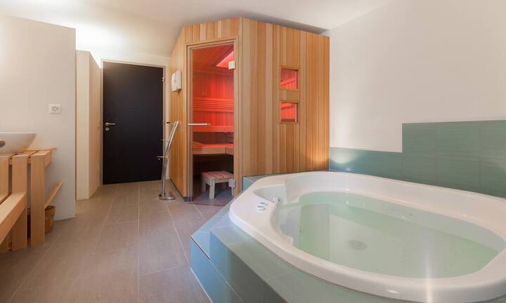 Zur Wohnung gehört eine private Sauna mit Whirlpool und Dusche.