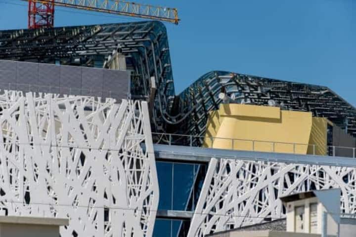 Der italienische Pavillon war kurz vor der Eröffnung immer noch eine Baustelle. Vor der Eröffnung wurde er nicht vollständig fertig gestellt. Fehlplanung und Korruptionsvorwürfe prägten die Berichterstattung im Vorfeld der Expo Milano 2015.