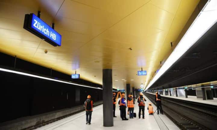 Herzstück der DML ist der neue Bahnhof Löwenstrasse. Während oben die Züge rollten, entstand 16 Meter unter den bestehenden Gleisen 4 bis 9 eine Halle mit vier Gleisen und 420 Meter langen Perrons.