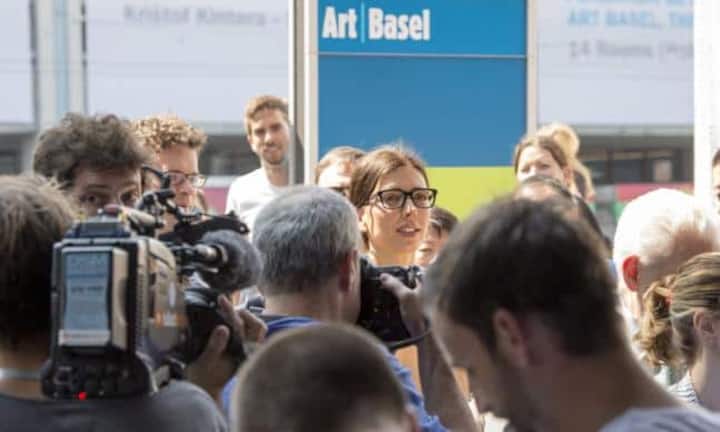 Rang 2: Milo Moiré
Die Schweizerin katapultiert sich mit ihrer Aktionskunst vor der Messe Art Cologne in Köln ins Rampenlicht. Unter vollem Körpereinsatz mahlt die unbekleidete Moiré ein Bild.
Keystone