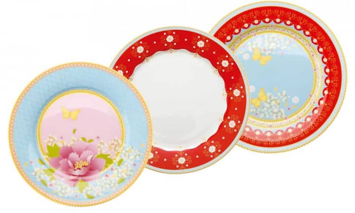 Seit 2005 sind die hochwertigen Tafelservice-Kollektionen des australischen Herstellers Maxwell & Williams in Europa erhältlich. Klassische und moderne Komponenten werden bei M&W erfolgreich miteinander vereint. Jung, fröhlich, farbig – das unverbraucht frische Design bringt neuen Schwung in den Alltag. Mit dem vielfältigen Sortiment lässt sich jedes Thema auf Tisch und Tafel inszenieren – ganz besonders auch das unbeschwerte Dinieren im Freien. www.maxwellandwilliams.ch