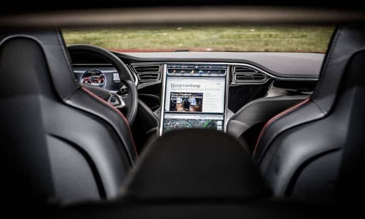 Der Tesla mutet fast schon futuristisch an: Der Blick durch den offenen Kofferraum über die Rückbank nach vorne ins Cockpit. Das Auto hat der Fotograf Patrick Stoll exklusiv für handelszeitung.ch in Szene gesetzt.