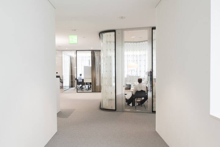 Offices in the building Swiss Re Next, the main building of reinsurance company Swiss Re in Zurich, Switzerland, pictured on May 29, 2018. Swiss Re Next by architectural firm Diener and Diener was completed in 2017 and the reinsurance company is planning more new buildings as well as renovations of its existing buildings for its corporate headquarters "Campus Mythenquai", thus centralizing its offices for all of Switzerlands Swiss Re employees. (KEYSTONE/Christian Beutler)