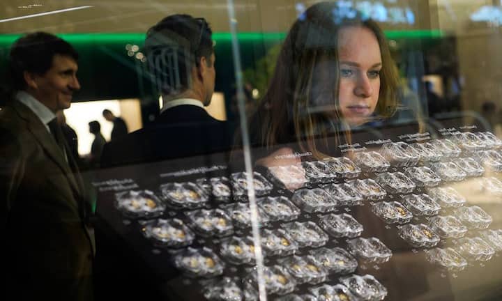 Mehr als 1500 Aussteller aus 40 Ländern stellen in Basel auf einer Fläche von...