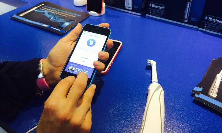 Darauf hat die Welt gewartet: Eine Zahnbürste mit Bluetooth und eigener App! Sie zeigt Ihnen an, wo im Mund sie putzen müssen, und misst dabei die Zeit. Damit Ihnen die drei Minuten empfohlene Zahnputzdauer nicht zu lange vorkommen, blendet die App zur Ablenkung die neuesten News ein. Und...