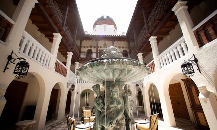 Auch der Innenhof erinnert an den imposanten Lebensstil von Gianni Versace. Heute ist die Villa ein Luxus-Hotel.