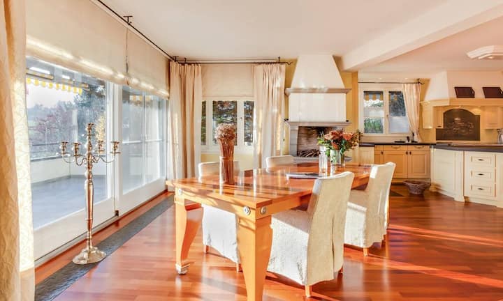 Auch das Innere lässt sich sehen. Das Haus wurde im edlen Landstil erbaut.