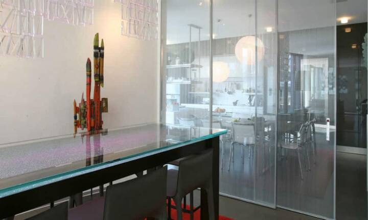 Die offene Arclinea-Küche ermöglicht komfortables Kochen mit viel Platz.