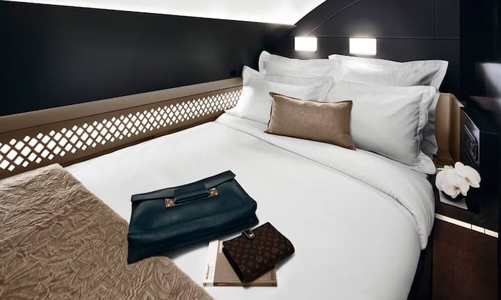 Zudem gibt es im Schlafzimmer Leselampen, Stimmungslicht, ein Nachtschrank, Kleiderschrank, hinterleuchtete holzgeschnitzte Wände und ein 27-Zoll-Fernseher.