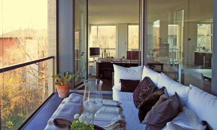 Auf der überdachten Loggia mit ca. 10 Quadratmetern hat man eine weitläufige Aussicht über die Stadt Zürich und den Zürichberg. Die Wohnung befindet sich im vierten Obergeschoss.