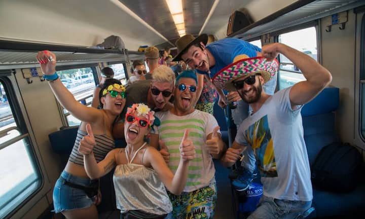 Gute Laune herrscht schon bei der Anreise im Extrazug.