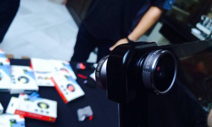 Alloclip zeigt eine 3-in1-Fotolinse, die auf das iPhone oder iPad gesetzt wird. Und sofort hat man ein optisches Fischauge, Weitwinkelobjektiv und Makrozoom dabei. Preis: umgerechnet 85 Franken.