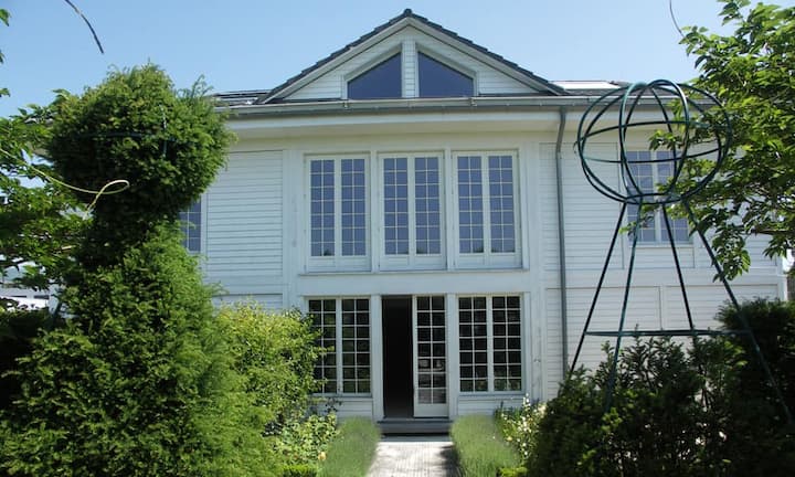 Sutz-Lattrigen liegt mit seinem 3,5 Kilometer langen Seeuferanstoss zwischen den Gemeinden Ipsach und Mörigen etwa fünf Kilometer vom Bieler Stadtzentrum entfernt.