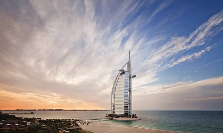 39 Prozent des berühmten Luxushotels Burj Al Arab stehen leer: Das Burj Al Arab ist das einzige Hotel mit sieben Sternen und das vierthöchste Hotel weltweit. Was aber kaum jemand weiss: 39 Prozent des Hotels sind unbewohnbar. Übrigens: Die Royal Suite im Burj Al Arab kostet umgerechnet rund 18'000 Euro pro Nacht - sechs MacBook Pros mit der besten Ausstattung inklusive.Jumeirah Hotels