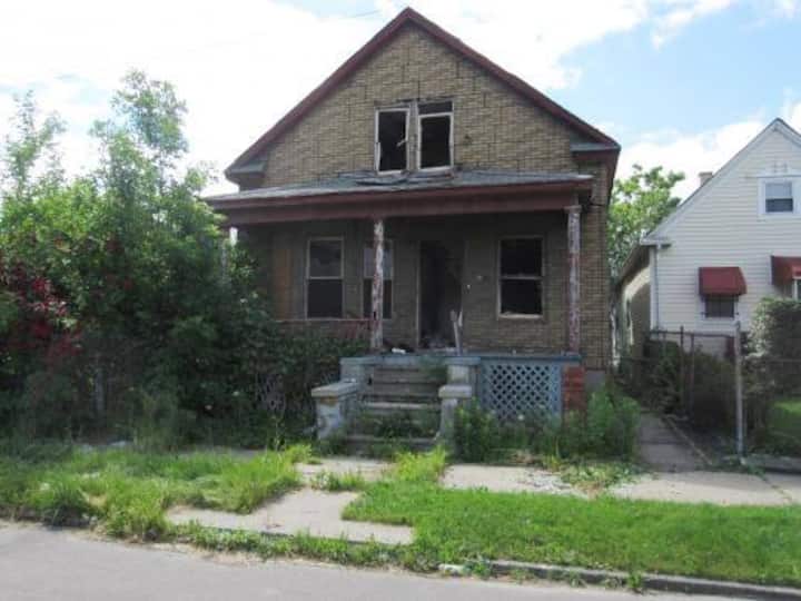 Direkt neben einem bewohnten Haus steht dieses verlotterte Haus. Viele Bewohner verlassen die Gegend, da in diesen Häusern auch Kriminelle ihr Unwesen treiben.
M Canzi/flickr/CC