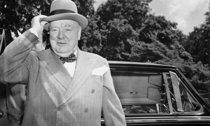 Winston Churchill galt lange als politischer Abenteurer, ein überzeugter Militarist, wenig reflektiert in seiner Strategie und geradezu rücksichtslos in seinen Mitteln. «Brillant, aber unsolide», lautete das Urteil des politischen Establishments in Westminster über den jungen Churchill. Als Flottenadmiral verheizte er 1915 in einer der blutigsten Schlachten des Ersten Weltkriegs Zehntausende Soldaten. Bild: Churchill, 29. Juni 1954. Quelle: Keystone.