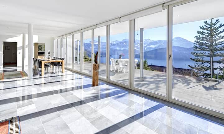 Neben zwei Garagen können auf drei Stellplätzen Gäste parken. Für  Wärme sorgt die Wärmepumpe.