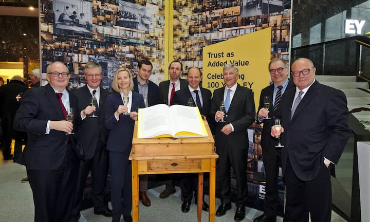 Gruppenbild mit grossformatigem Buch:
Heinrich Christen, Partner, EY Schweiz und Panel-Moderator;
Bruno Chiomento, VRP EY Schweiz;
Marianne Janik, CEO, Microsoft Schweiz;
Adrian Lemmermeier, Co-Autor;
Tobias Straumann, Co-Autor;
Marcel Stalder, CEO, EY Schweiz;
Rolf Dörig, Panelist;
Peter Kurer, Panelist;
Andreas Schmid, Panelist