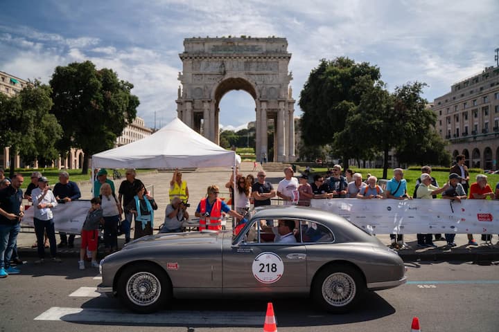 IKONE DES AUTOMOBILBAUS Ein Aston Martin DB2 (unten) von 1952 vor einer Kontroll­ station. Zugelassen sind nur Fahrzeuge, die vor 1957 gebaut wurden.