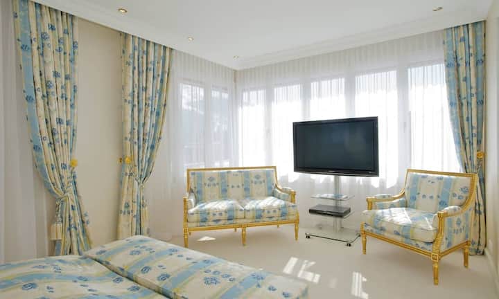 Es gibt vier Schlafzimmer und drei elegante Badezimmer.