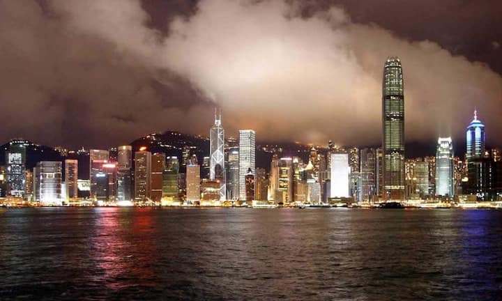 Platz 1: Hongkong - Hongkong: 25,59 Millionen Besucher
Auf Platz eins landet die Metropole Hongkong mit über 25 Millionen Besucher. Die gesamten Top drei Plätze konnten ihren Rang vom Vorjahr verteidigen. Die hohen Besucherzahlen setzen sich unter anderem durch die Zunahme von Chinesischen Reisenden und die Funktion als Umschlagsplätze für den internationalen Luftverkehr.