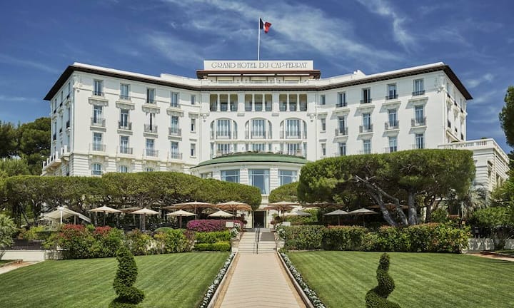 Das sind die besten Ferienhotels weltweit: Platz 10 (Vorjahr: 16):   Grand-Hôtel du Cap-Ferrat,  Côte d’AzurBei einem Ferienhotel geht es vor allem darum, dass man rasch in eine gewisse Schwingung kommt und sich innerhalb kurzer Zeit aufgehoben und entspannt fühlt. In der 109-jährigen, von Four Seasons geführten Anlage ist alles von einer Aura der guten Laune ergriffen, und der Pool in den Klippen zählt zu den spektakulärsten der Welt. Christian Horan