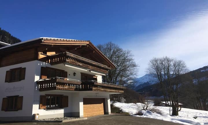 Das Zentrum von Klosters bietet vielfältige Einkaufsmöglichkeiten, Restaurants und Bars. Mit der Gotschnabahn gelangen Sie ins Parsenngebiet, welches mit Davos verbunden ist. Preis: 2'500'000 CHF Quelle und Bilder: Engel & Völkers