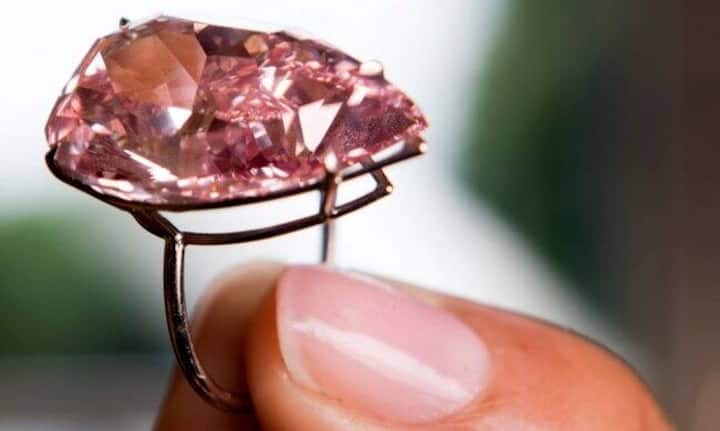Nur einen Tag zuvor konnte Konkurrent Sotheby's bei der Versteigerung eines seltenen pinken Diamanten einen Toppreis vermelden. Der 15,38-karätige, birnenförmige Stein mit dem Namen «Unique Pink», der in einen Ring eingearbeitet ist, wurde für 30,8 Millionen Franken von einem asiatischen Sammler ersteigert. Ob es sich dabei um den gleichen Käufer handelt, der bereits letztes Jahr zugeschlagen hatte, ist nicht bekannt.