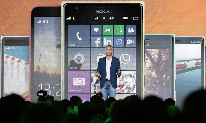 Chris Weber, der Unternehmens Vizepräsident von Mobilsparte bei Microsoft, stellt die neuen Nokia Lumia 730, 735 und 830. Das Lumia 830 ist ein Kamera-Smartphone mit 10-Megapixelkamera und Bildstabilisator.