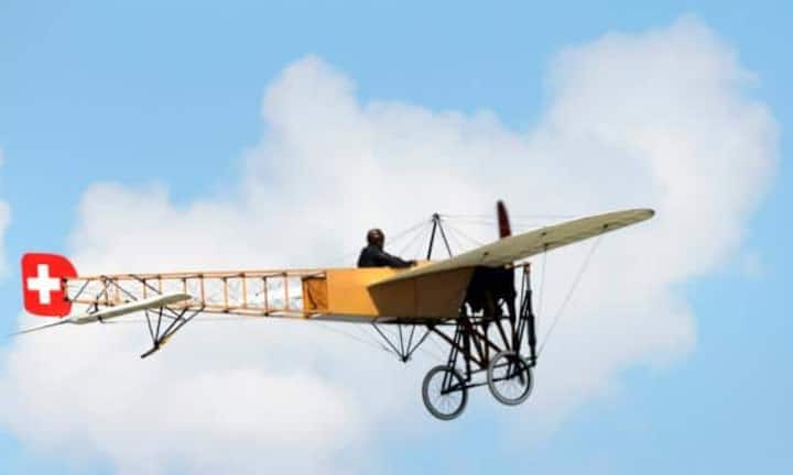 ...das Modell seines Fliegers, Blériot XI, wurde auch an der Luftfahrtschau in Payerne 2014 nochmal in Aktion gezeigt. 800 Stück gab es in dieser Ausführung.
