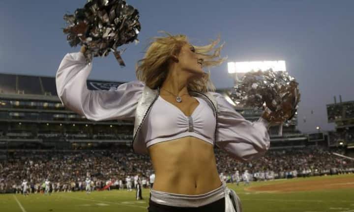 Den GAU abgewendet haben dagegen die Oakland Raiders, die den 90 angestellten Cheerleaders insgesamt 1,25 Millionen Dollar an Lohn nachzahlten. Die Raiders haben daraufhin begonnen, ihren Tänzerinnen den US-Mindestlohn zu bezahlen.