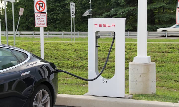 Tesla stellt seinen Käufern in vielen Ländern ein Netz an Schnellladestationen zur Verfügung, wo sie die Elektrowagen mit Strom betanken können. Ende 2016 sollen weltweit 900 dieser Stromtankstellen in Betrieb sein. Flickr