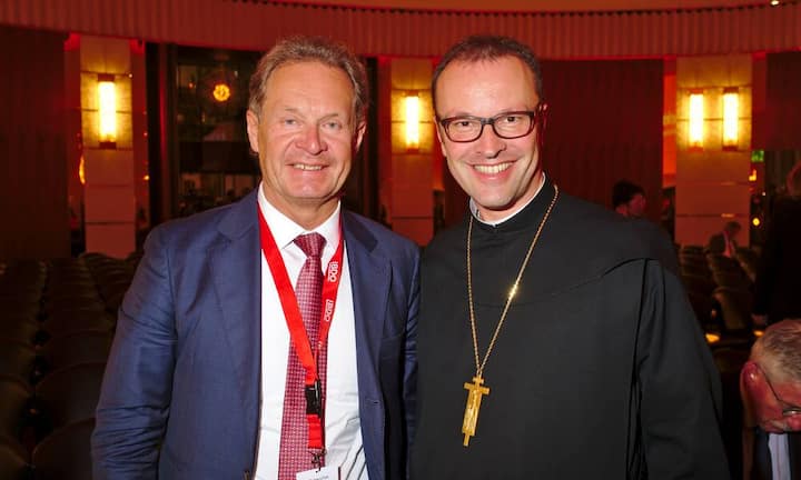 Alexander Ospelt, VRP, Ospelt Holding Anstalt;
Abt Urban, Vorsteher des Klosters Einsiedeln