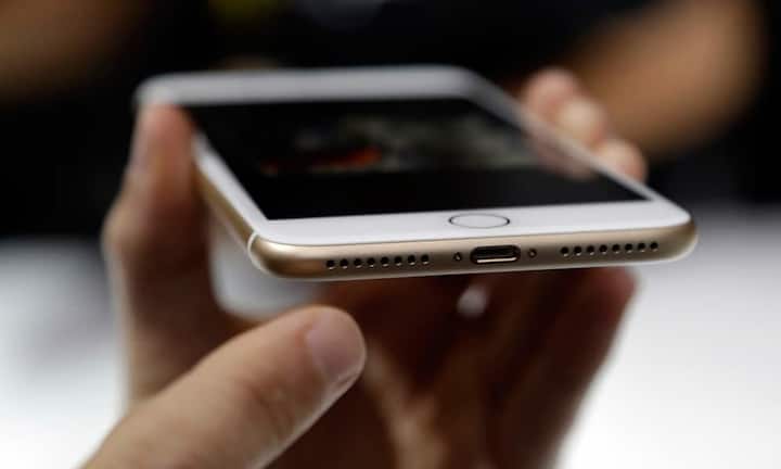 …und verzichtet auf den analogen Kabelanschluss für Kopfhörer. Stattdessen können Kopfhörer beim iPhone 7 über dieselbe Buchse angeschlossen werden wie das Ladekabel.