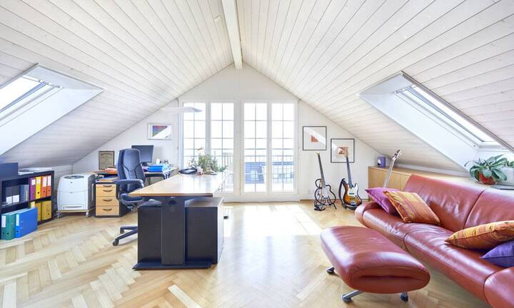 Das Haus ist unterkellert und verfügt über 4 Garagen mit direktem Zugang zum Haus. Auch ist im Landhaus eine Sauna-Wellness-Anlage sowie ein Weinkeller.