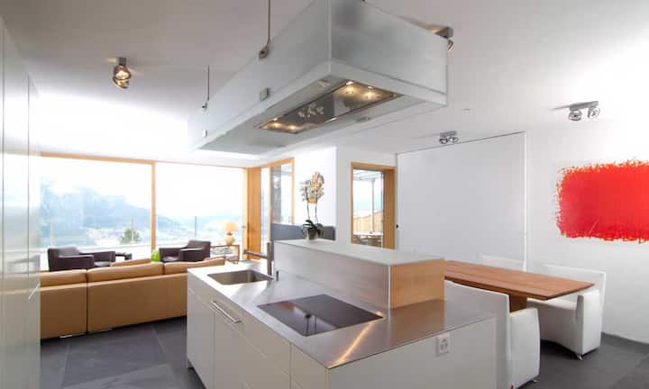 Die Fussböden in den Wohnräumen und im Wellnessbereich sind mit Schieferplatten bestückt, welche einen spannenden Kontrast zu übrigen Ausstattung bilden.