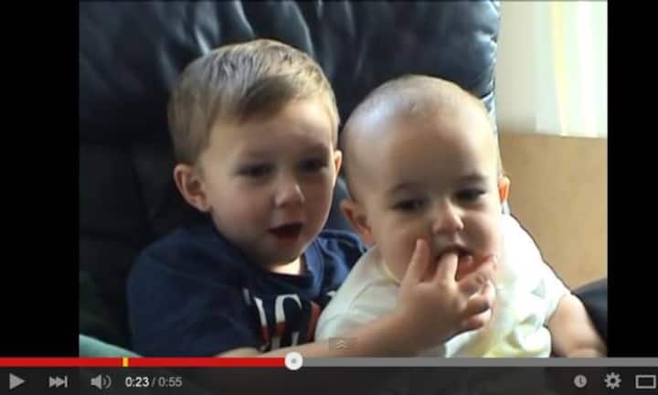 Autsch! Charlie hat mich gebissen. Kicher. Platz 1:
«Charlie bit my finger»
Youtube von HDCYT