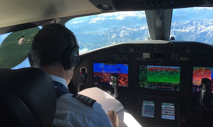 Die Piloten brauchen während dem Reiseflug kaum einzugreifen. So bleibt Zeit für den Papierkram.