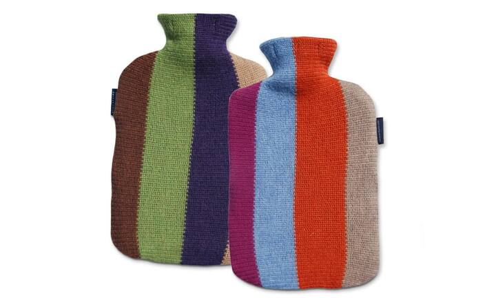 Caroline Flueler: Halten warm und setzen farbliche Akzente im Bett. Kunterbunte Bettflaschen aus Zug. 95 Franken.