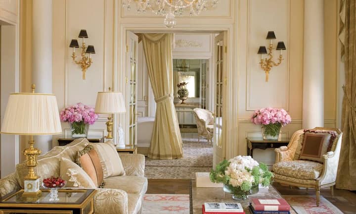 Platz 8 (11): Four Seasons Hotel des Bergues, GenfDie älteste Genfer Luxusherberge (1834) konnte drei Ränge gutmachen. Hier kann man sich stilvoll vom Trubel der Stadt erholen und trotzdem mittendrin sein. Die Ambiance ist auf klassische Weise wohnlich – so wohnlich ein Hotel mit 115 Zimmern eben sein kann. Die Blumenarrangements in der Lobby sind ebenso bemerkenswert wie das japanische Rooftop-Restaurant Izumi und das Spa auf der Dachetage. Richard Waite