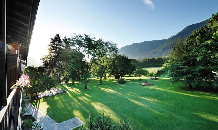 Platz 2 (1): Castello del Sole, AsconaOhne im Castello del Sole gewesen zu sein, war man eigentlich nicht im Tessin – oder hat zumindest etwas Grossartiges verpasst. Kein anderes Hotel in der Schweiz vereint Natur und Luxus so harmonisch wie dieses, und bei allen Superlativen bezaubert es mit authentischem Tessiner Flair. Die Anlage mit Privatpark und eigenem Gutsbetrieb hat alles, was man sich von einem Ferienhotel nur wünschen kann. Castello del Sole