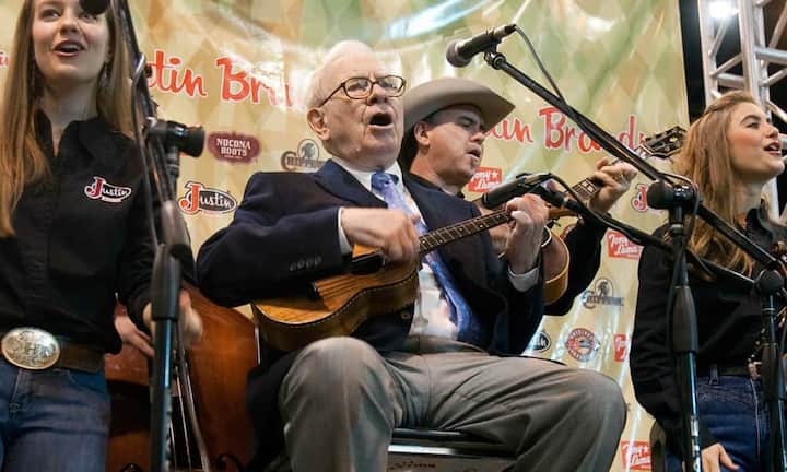 Investorenlegende Warren Buffett spielt Ukulele und Bridge, um geistig fit zu bleibenDer legendäre Investor Warren Buffett hat viele Talente: Er hat nicht nur einen guten Riecher für das lukrativste Geschäft (geschätztes Vermögen: 69 Milliarden Dollar), sondern ist bereits seit Jahrzehnten ein Meister auf der Ukulele und spielt mehmals die Woche Bridge - oft online gegen seinen Kumpel Bill Gates.