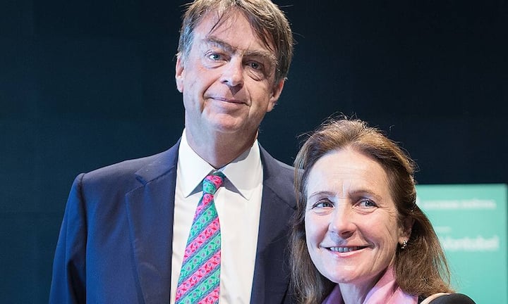 Der grösste Absteiger: Das Vermögen der Familien Hoffmann und Oeri schmolz um 2 Milliarden auf 23 bis 24 Milliarden Franken. Die Aktien von Roche schwächeln, was die Nachkommen der Gründerfamilie (im Bild André Hoffmann mit Gattin Rosalie Coombe-Tennant) bei ihrem (stimmenmässig) beherrschenden Paket am Basler Pharmakonzern zu spüren bekamen.
Michele Limina