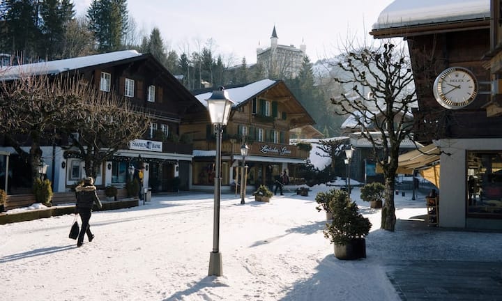 Gstaad: Für Gäste, die Glamour im Chaletstil suchen. Britisch geprägtes, etwas diskreteres und unaufgeregtes Pendant zu St. Moritz. Der typische Gast ist verwöhnt, vermögend, anspruchsvoll und kleided sich chic, teuer und stylish. Auch Gstaad ist autofrei - wer Geld hat, lässt sich chauffieren. Der Ort ist reich an Geschichten rund um Celebrities: Bernie Ecclestone hat ein Chalet in Gstaad.