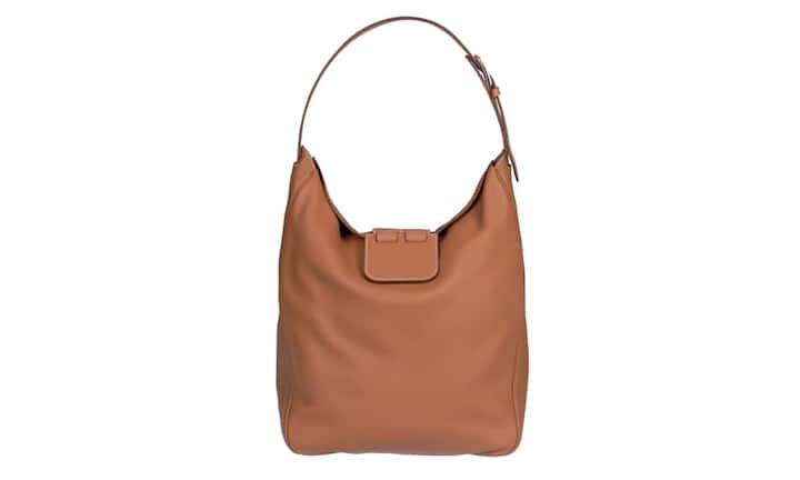 Casual-Chic: Hermès Diese Tasche aus weichem Rindsleder hat eine runde Form und wird mit einer Gegengewichts-Lederklappe verschlossen. Der Schulterriemen ist auf drei Längen regulierbar. In folgenden Farben erhältlich: Gold, Rouge H, Orange und Schwarz. Preis 5100 Franken