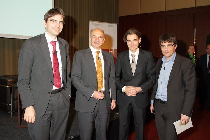 Panelisten der ersten Gesprächsrunde: Aymo Brunetti, Professor für Wirtschaftspolitik, Uni Bern; Moderator Haig Simonian; Thomas Knecht, VR-Präsident, Knecht Holding; Roger Nordmann, Nationalrat, SP
