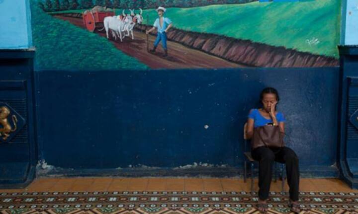 Für El Salvador wären die Folgen schwerwiegender: Um geschätzt 4,9 Prozent würde das BIP schrumpfen, sollten die Rücküberweisungen aus den USA wegfallen.