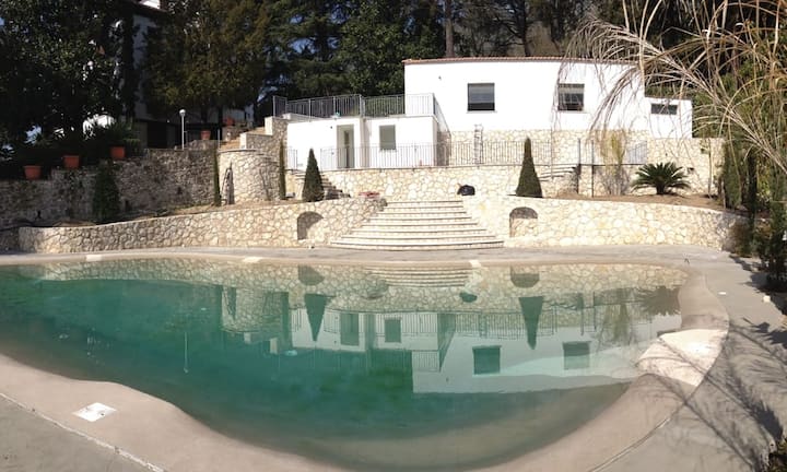 Das Poolsystem besteht aus drei Komponenten: Einer speziellen EPDM Folie für den Badegewässerbau, natürlichen Marmor- oder Quarzsanden sowie einem Naturgranulat Festiger, der keine Schadstoffe an die Umgebung abgibt. Bilder: Brandt Gartenbau und Natursteine