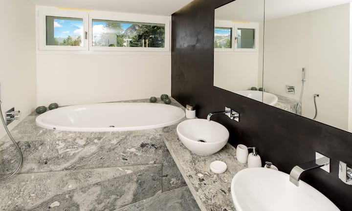 ... anliegenden Bädern und Zugang zu den Balkonen zur Verfügung.